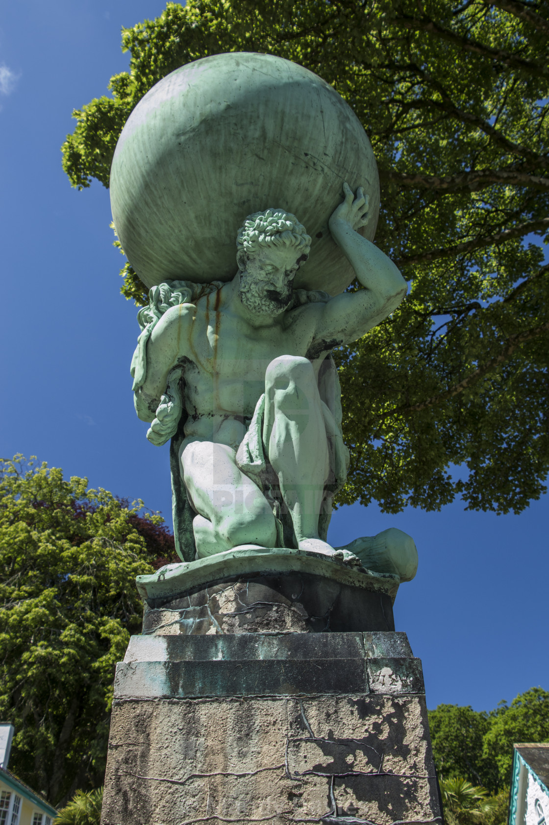 статуя атланта